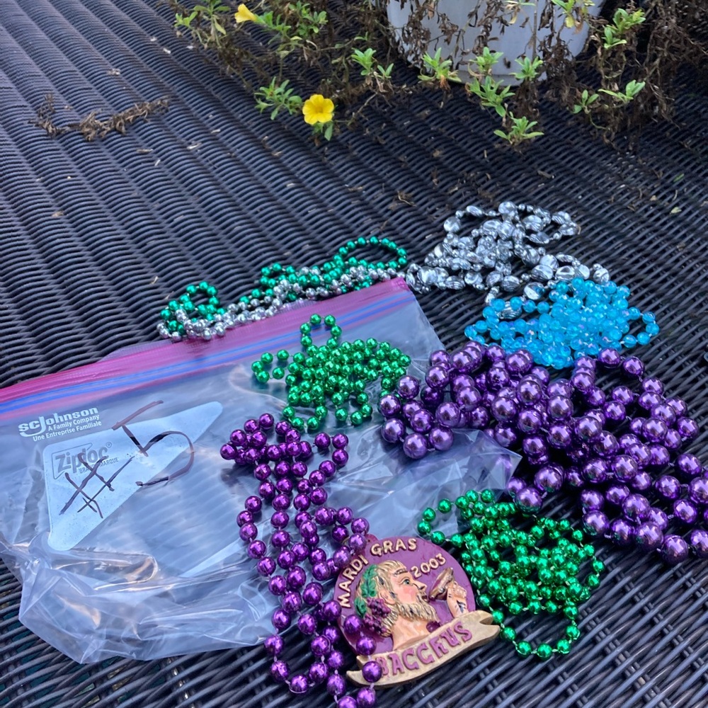 2003 Bacchus Mardi Gras beads and pendant